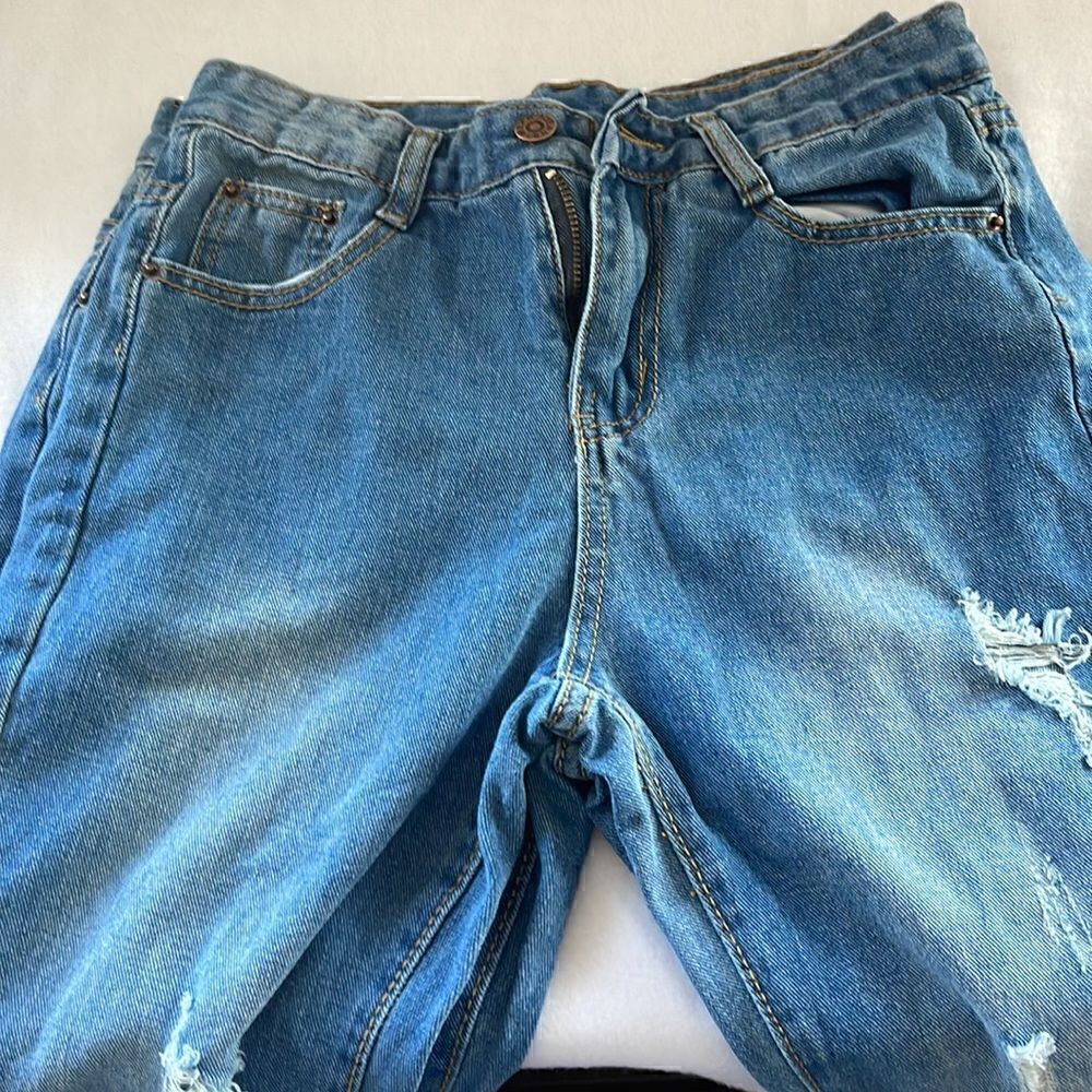 Mom jeans. Distressed light wash - Picture 2 of 4